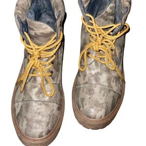 Metallic Camo Combat Boots Size 8